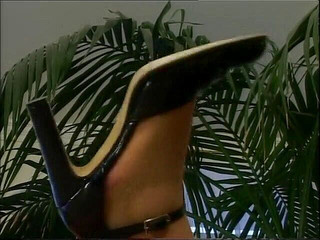 Xtime Network: A una mujer madura caliente le gusta follar en medias...