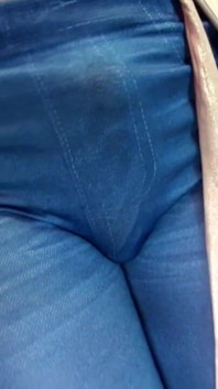 Pantat besar yang sudah berkahwin memancut mani dalam seluar jeans