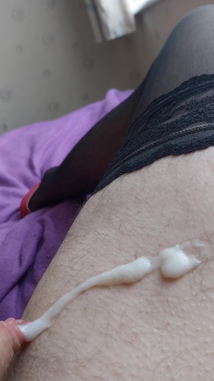Cindy Belfast: Cindy Sissygass își fute clitorisul moale minuscul