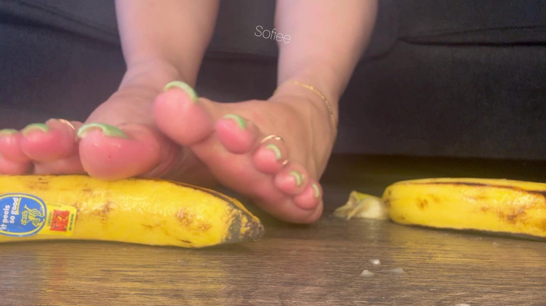 SofieeSoles: Очистить 5 бананов, затем измельчить их