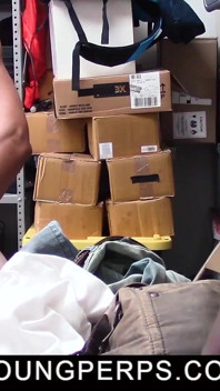 Unga perps - blyg tonåring shoplifter blir dominerad och knullad av två svarta säkerhetsvakter