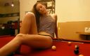 Nadia Foxx: Taquinage sensuel et éjaculation sur une table de billard devant une...