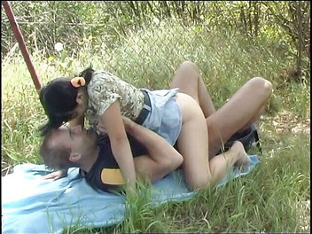 Hot Euro Girls: Erkek arkadaşını açık alanda emiyor