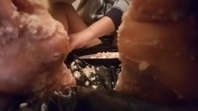 Footlicious3: Op taart staan, voeten eten beuken, taart verpletteren, eten