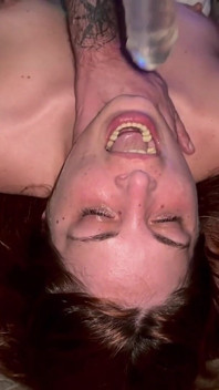Latihan deepthroat dengan kepala terbalik