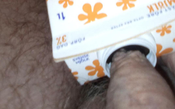 Sex hub male: John kencing ke dalam kotak susu