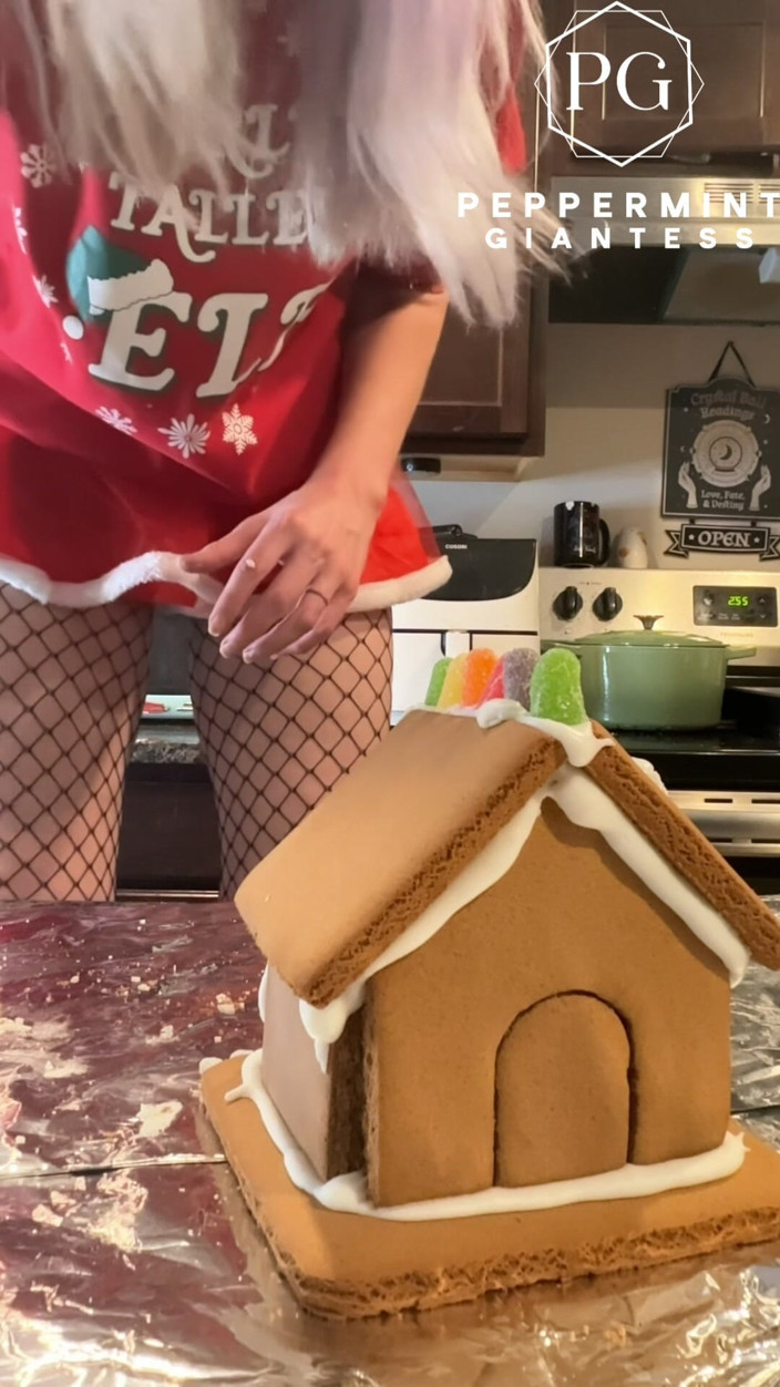 Peppermint Giantess: 8 inçlik topuklu 73 dev kadın zencefilli bir köyü süslüyor