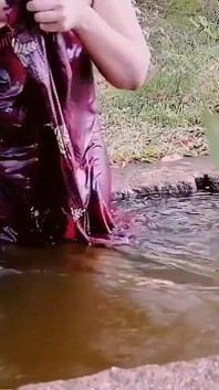 Al aire libre, la tía india está desnuda y loca dedeándose en el agua