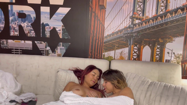 Allison Sweet: 공포와 쾌락의 밤: 앨리슨 스윗과 거대한 엉덩이 몰리 스미스가 신음 사이 서로를 탐닉한다