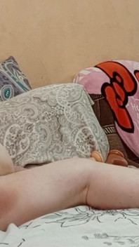 Tchýně masturbuje svou kundičku večer