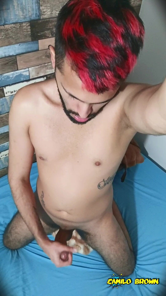 Camilo Brown: 나는 당신을 위해 올해의 첫 사정을 녹음 (그리고 삼켜)