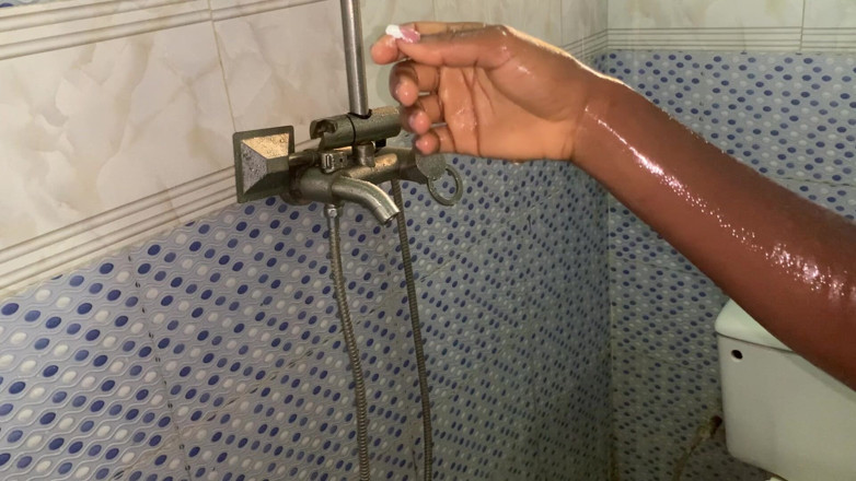 Browngurl234: Hete zwarte babe badkamer plaagt weelderige natuurlijke schoonheid