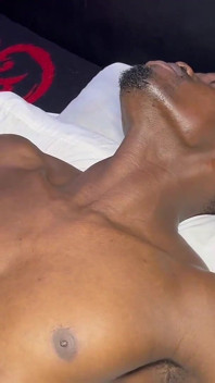 Cowok kulit hitam kontol besar pato ngentot memeknya habis-habisan sampai muncrat