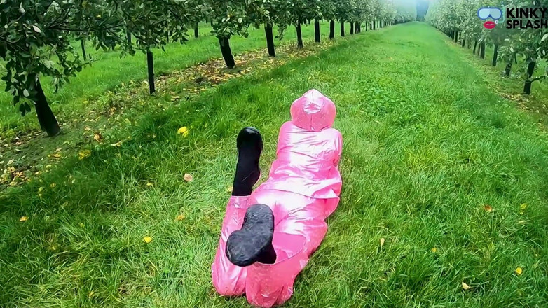 UKCuteGirl: Áo mưa xuyên thấu của Lucy &amp; trêu chọc âm hộ công...