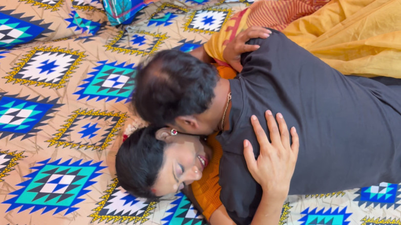 BIREA: Un oncle desi baise beaucoup la chatte de la bhabhi...