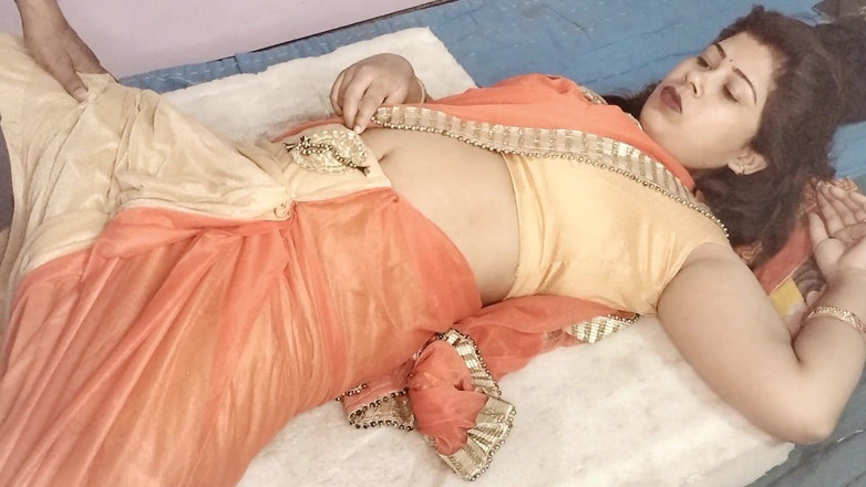 Mamta Bharti: Peguei minha esposa brincando ... e participei