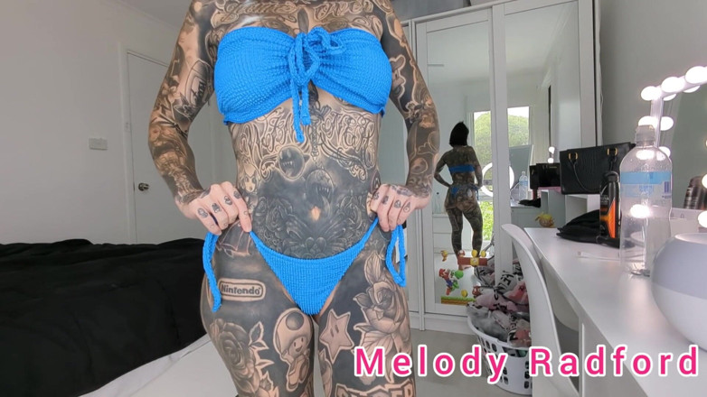Melody Radford: Темно- и светло-синие Frilly в микробикини примерка на перегоне Melody Radford