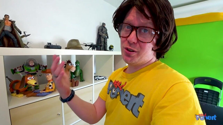 Nerd Pervert: Caitlyn Smith a Millie Santoro - Adhoc Porno