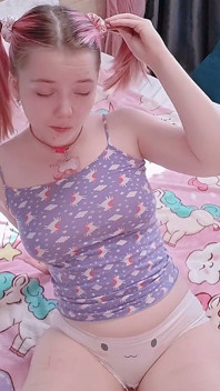 Kaum legal, 18 yeras, altes mädchen plaitert mit ihrer jungen kahlen muschi zum orgasmus