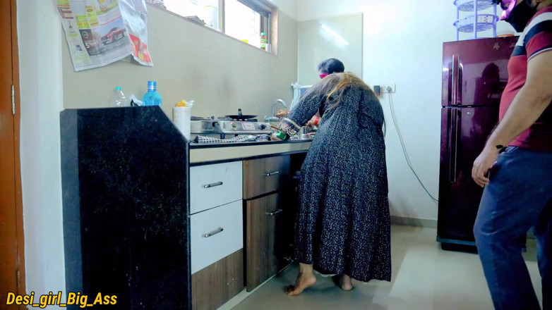 Nadiya: 부엌에서 섹스하는 핫한 포섬