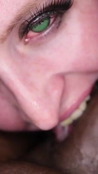 Lilith Vale prend une grosse bite noire pour un creampie oral