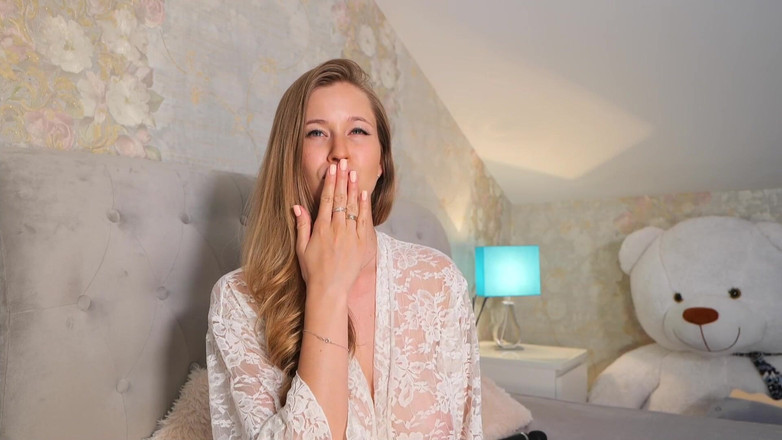 Stella Cardo: Berambut perang itu ingin meletakkan alat penggetar ini di dalamnya...