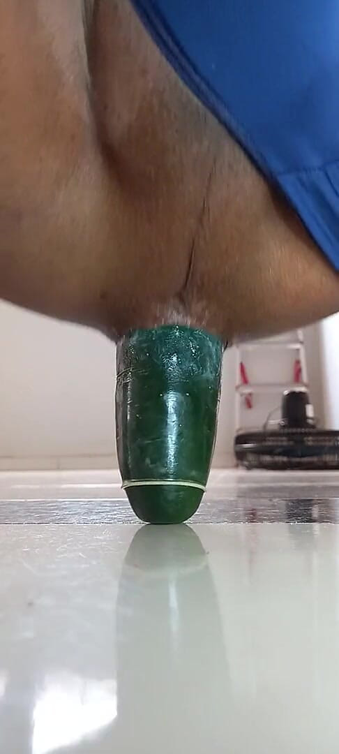 Juanna cdzinha: キュウリの上に座って