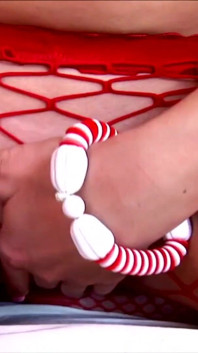 Olesya, une jeune bombasse mignonne suce et baise