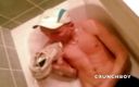 Sneaker gay: Seksowny łuszczący się chłopak sika i trampki węszą w łazience