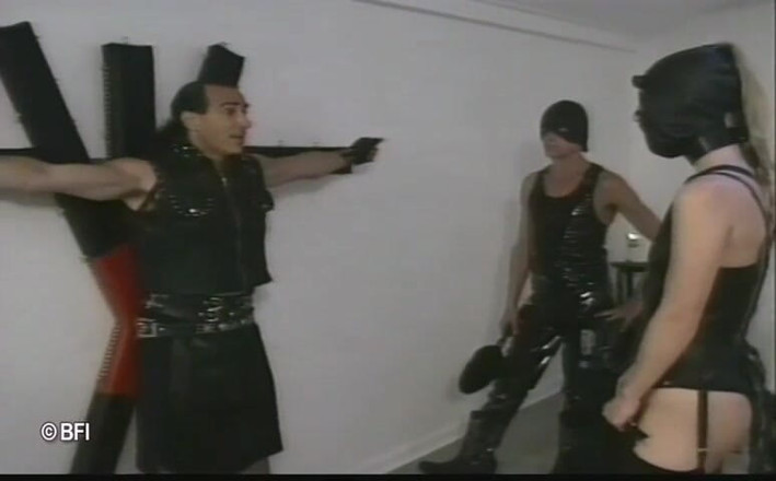 Hardcore slave sex: Chica atada en traje de cuero azotada