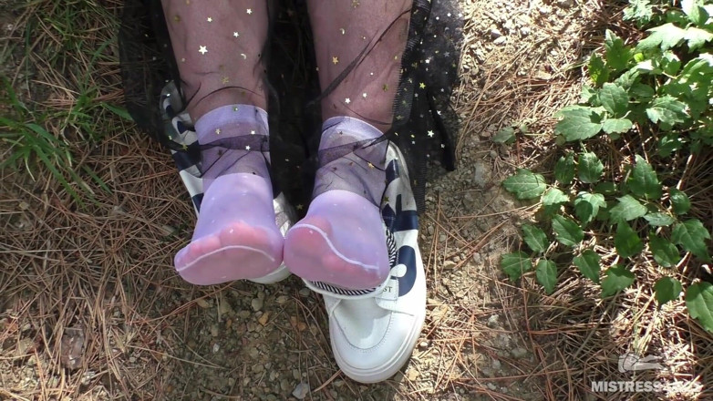 Mistress Legs: Suole carine e dita dei piedi che si streggiano in...