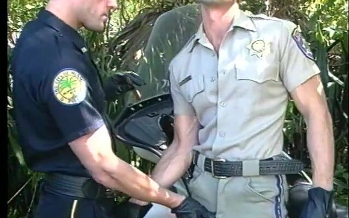Gays Case: Dvě nezbedné zadky lízající gay policajti dávají hlavu a šukají zadek...