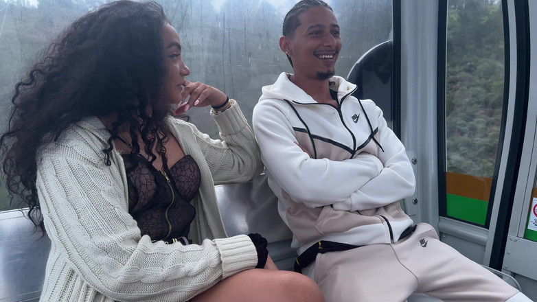 Andromeda Hot: 地下鉄のケーブルで見知らぬ人にフェラチオをして、その後アルヴィの森でセックスしようと誘う