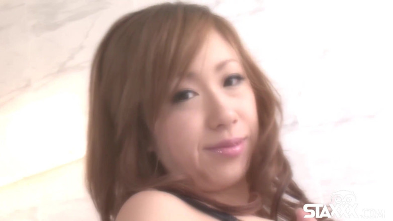 Staxxx: Schattige Japanse tiener scheert haar harige poesje en masturbeert dan