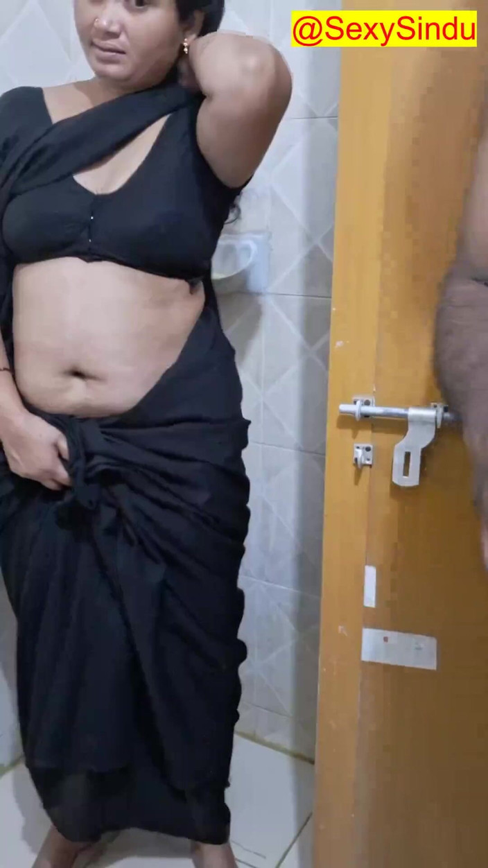 Sexy sindu: Soția indiană matură sexy face baie în sari