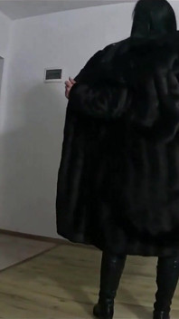 Zralá děvka deepthroat a cum play na mém černém kabátu