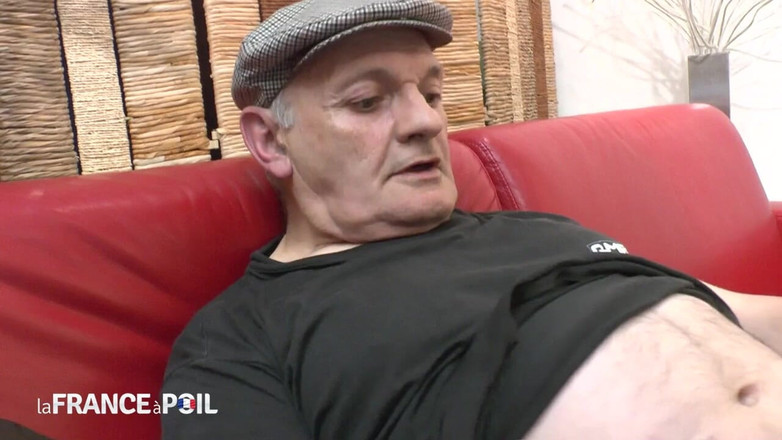 Papy Viewer: 欲求不満なブルネットが待合室で老人とセックス