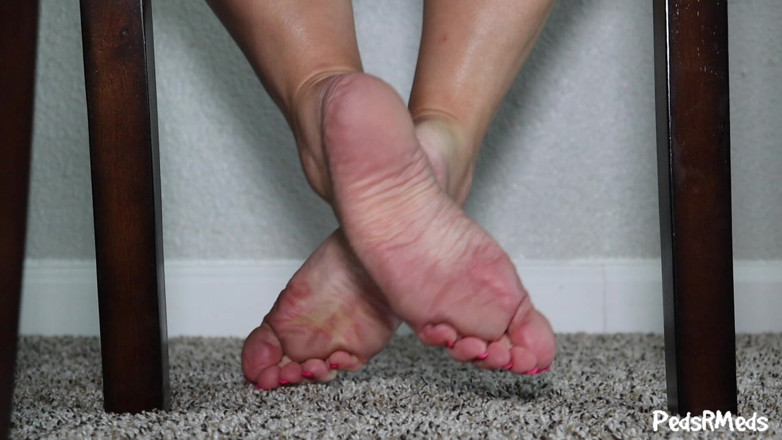 PedsRMeds: Queste dolci suole piedini nude sotto la sedia