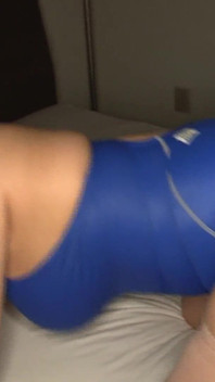 Câmera pronta para o calor. Menina tímida fica ousada a cada toque