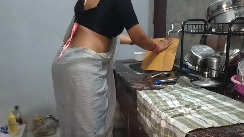 Hotty_ragini: Když služka požádala o zvýšení platu, zaměstnavatel navýšil plat.