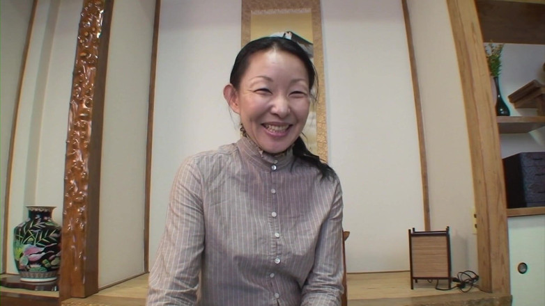 Japan Lust: 보지 질싸를 위해 스트립하는 미시 일본 할망구