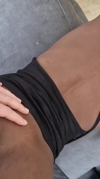 Cewek mungil kulit hitam ini dientot habis-habisan sama kontol besar pria antar ras sampai dicrot di dalam