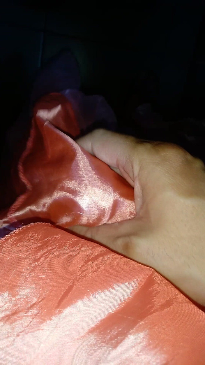 Naomisinka: Travesti et éjaculation avec une fille, soirée en satin, mini-robe rose