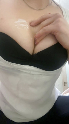 Fluffy bun: Señora sucia juega con sus dulces tetas