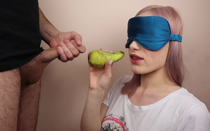 AnnaReyBlonde: 娇小的继妹在水果游戏中被蒙住眼睛