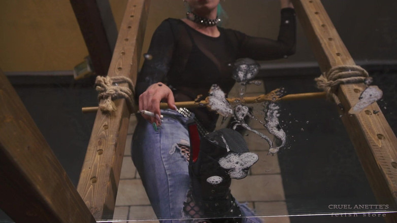 Cruel Anettes fetish world: Bakış açısı önünde yatıyor