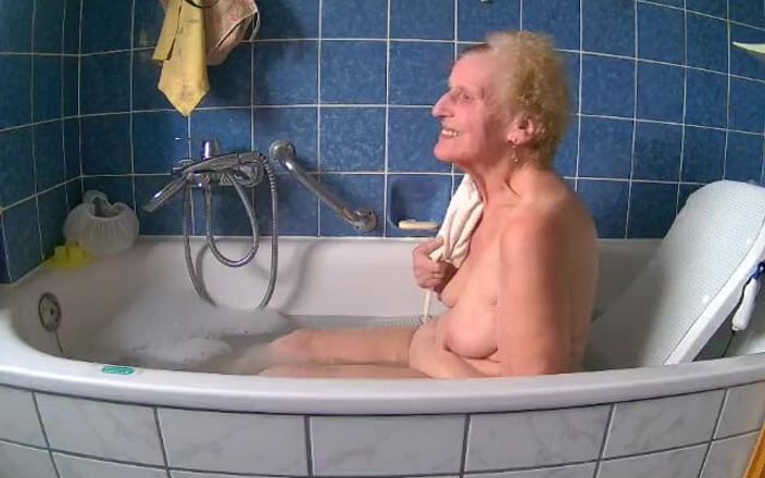 Heisseoma: L'ora del bagno e la figa coccolati con un duro...