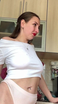 Punct de vedere cu cămașă udă care strănută de necontrolat, sâni săltați cu spray
