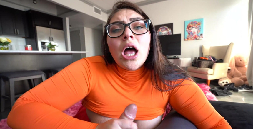 Jack Sterling: Seksi Velma sert bir yarağa sakso çekiyor ve yüzüne boşaltıyor