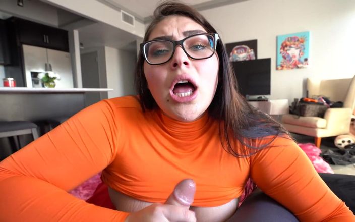 Jack Sterling: Sexy Velma gibt einem harten schwanz einen blowjob und bekommt...